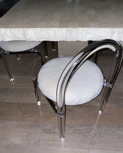 طاولة طعام مستطيلة الشكل بسطح مبلط بالحجر الجيري