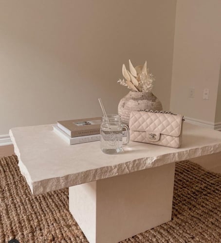 طاولة قهوة من الحجر الجيري