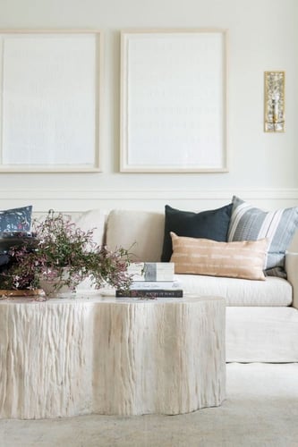 طاولة حجرية