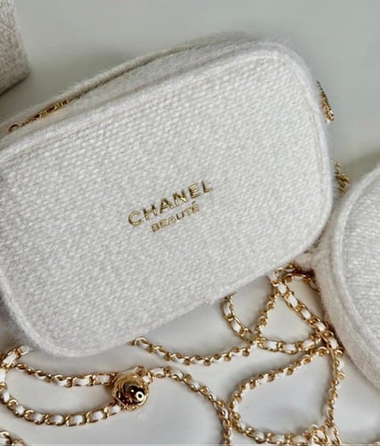 شنطه شانيل الشتويه ابيض