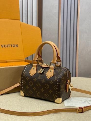 حقيبة سبيدي مونوجرام بمسامير – مقاس 20