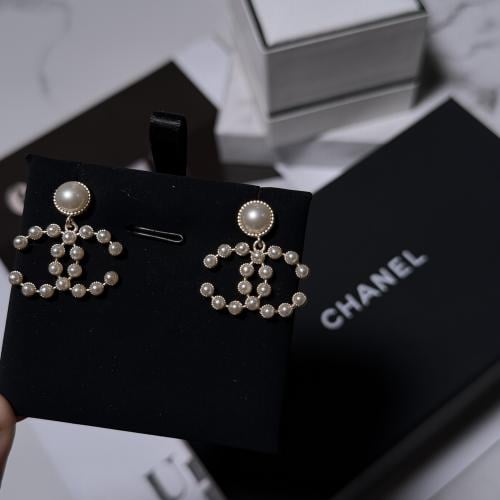 حلق شانيل مع لؤلؤ. شامل الملحقات والورده