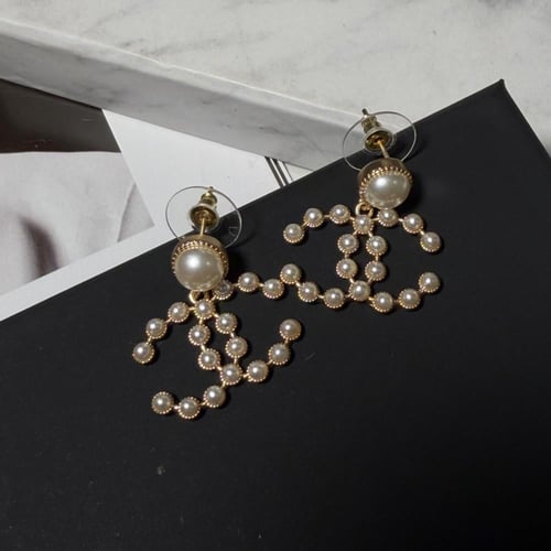 حلق شانيل مع لؤلؤ. شامل الملحقات والورده