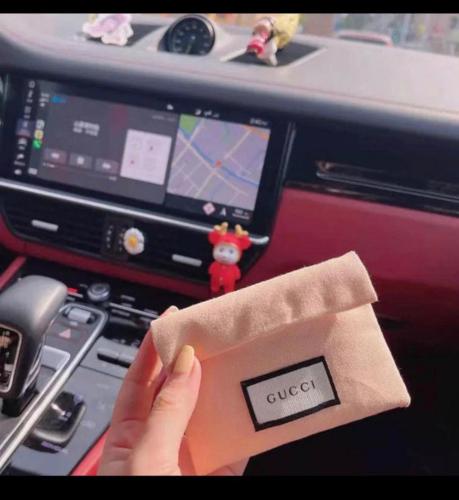 حقيبه قوتشي صغيره مع مشط خشبي بدون بوكس