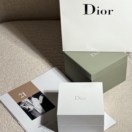 ساعة ديور نسائيه مع ملحقات عاديه