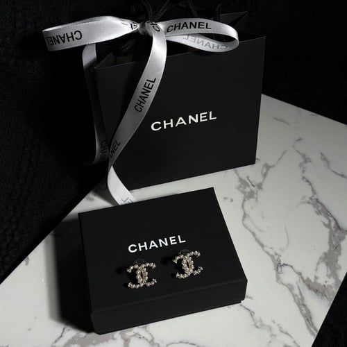 حلق مميز شانيل شامل الملحقات البيضاء الجديده