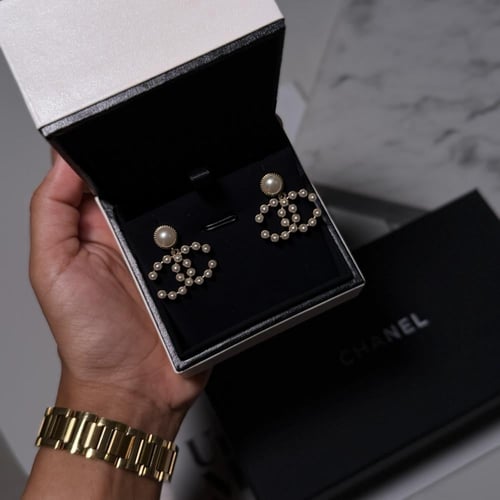 حلق شانيل مع لؤلؤ. شامل الملحقات والورده