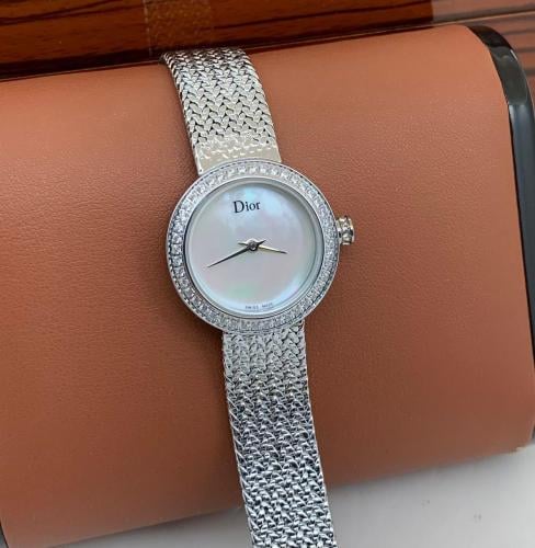 ساعة ديور نسائيه مع ملحقات عاديه