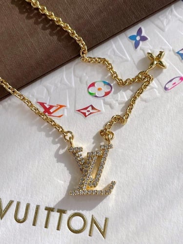 طقم اكسسوارات قلادة واسورة من لويس فيتون مع الملحق...