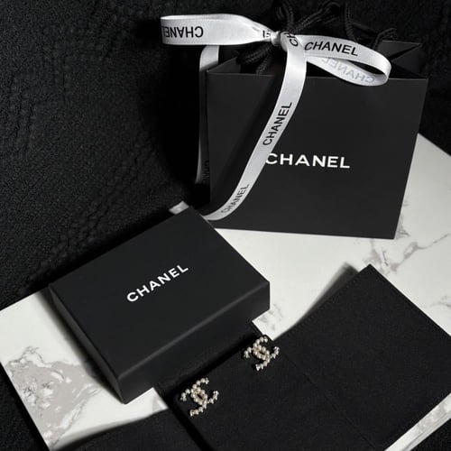 حلق مميز شانيل شامل الملحقات البيضاء الجديده