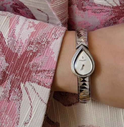 ساعة شوميه مقاس صغير فضي بفصوص