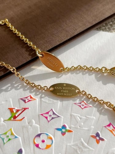 طقم اكسسوارات قلادة واسورة من لويس فيتون مع الملحق...