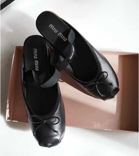 ميو ميو حذاء باليرينا مفتوح من الخلف