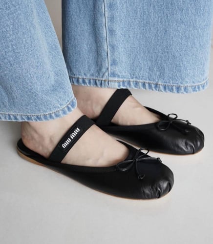 ميو ميو حذاء باليرينا مفتوح من الخلف