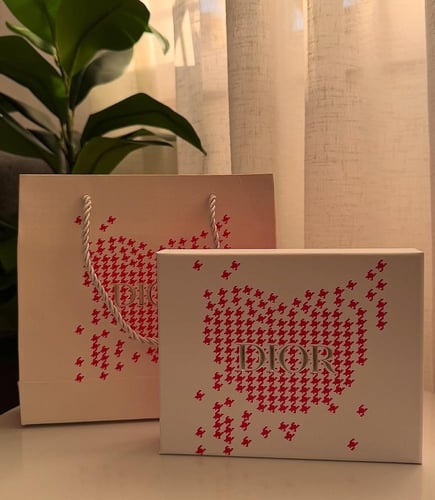 طقم ديور مرطب شفاه + كريم لليدين بعلبه قلب حب