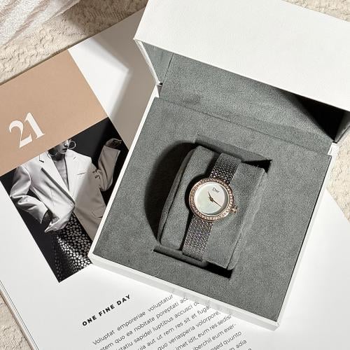 ساعة ديور نسائيه مع ملحقات عاديه