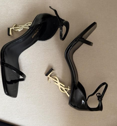 هيلز سان لوران ذهبي