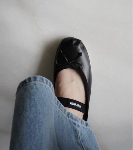 ميو ميو حذاء باليرينا مفتوح من الخلف