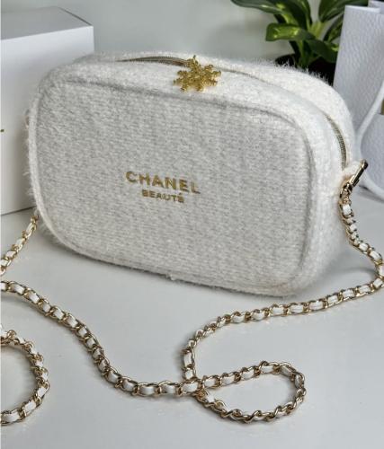 شنطه شانيل الشتويه ابيض