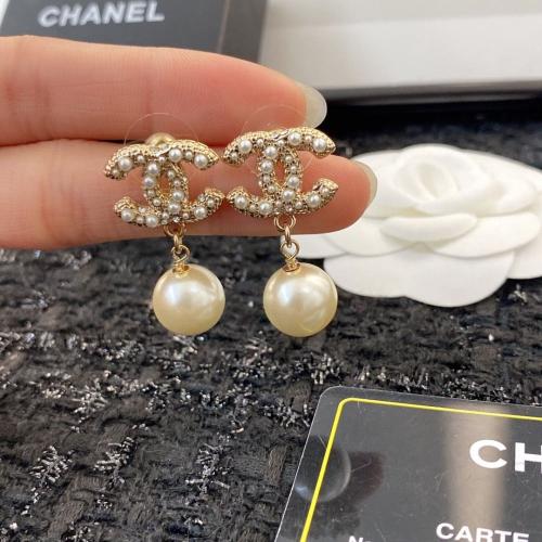 حلق شانيل مع لؤلؤ. شامل الملحقات والورده