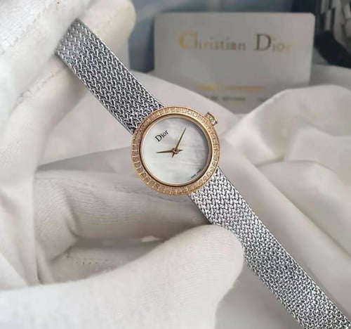 ساعة ديور نسائيه مع ملحقات عاديه