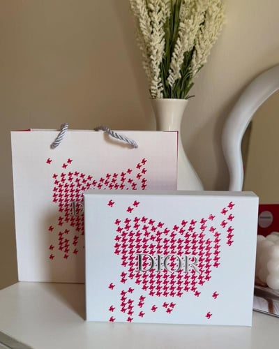 طقم ديور مرطب شفاه + كريم لليدين بعلبه قلب حب