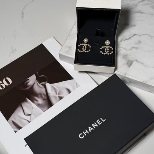 حلق شانيل مع لؤلؤ. شامل الملحقات والورده