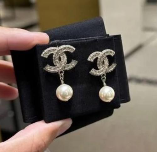 حلق شانيل فضي مع لؤلؤ. شامل الملحقات البيضاء مو ال...