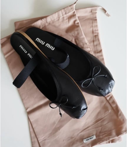 ميو ميو حذاء باليرينا مفتوح من الخلف