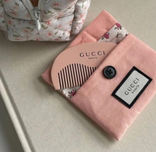 حقيبه قوتشي صغيره مع مشط خشبي بدون بوكس