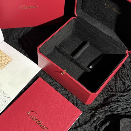 ساعة كارتير نسائيه فضي مع ملحقات ماستر