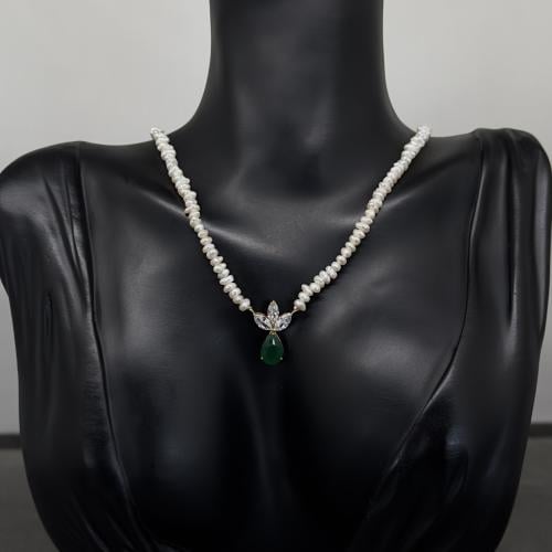 عقد لؤلؤ ذهب