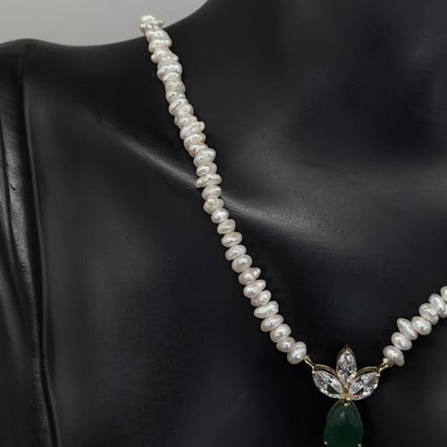 عقد لؤلؤ ذهب