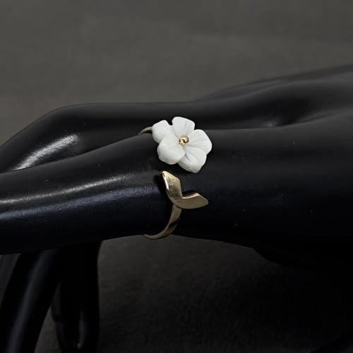 خاتم حرفك ذهب مع زهرة الصدف