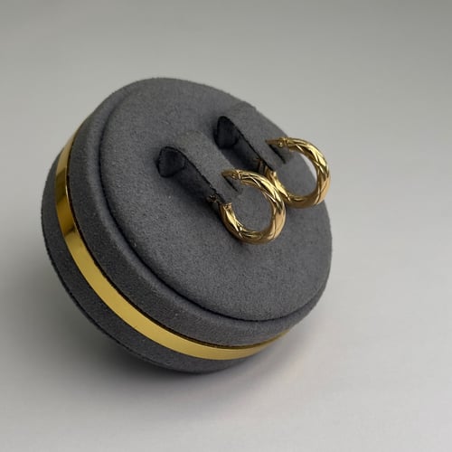 حلق ذهب صافي تصميم ايطالي عيار 18 الوزن 1.3g