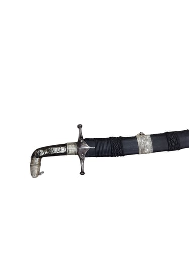 سيف قديم ونادر المقبض مصنوع من قرن وحيد القرن