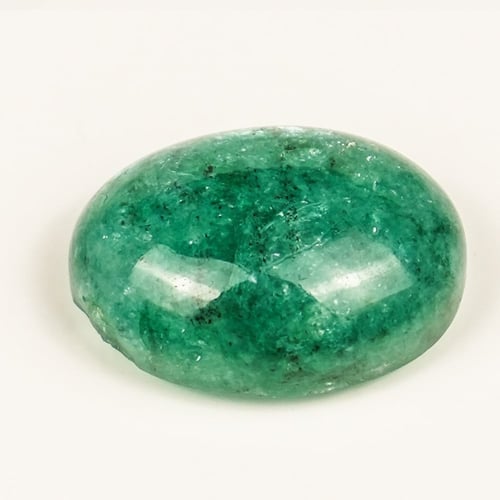 حجر الزمرد الأخضر الإفريقي طبيعي