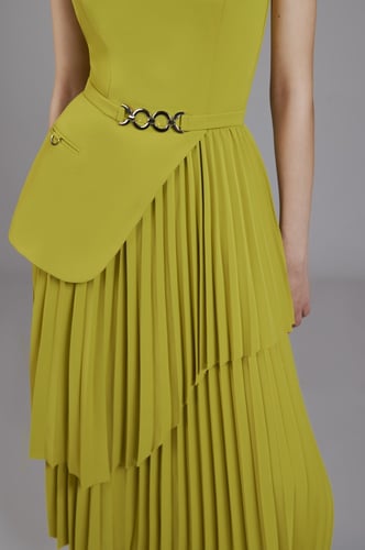 فستان كريب بكسرات مع حزام