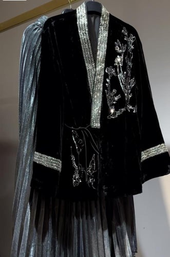 طقم مخمل بشك فضي مع تنورة شيفون