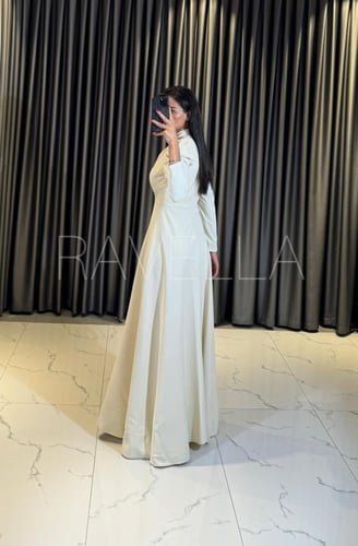 فستان كريب سكري بكرستال على الياقة