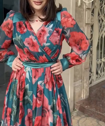 فستان مورد بحزام مع بروش و بفتحة جانبية