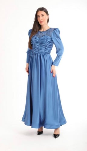 فستان طويل بدانتيل وكرستال