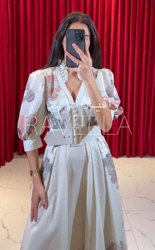 فستان طويل مع حزام عريض