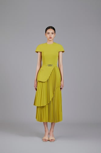 فستان كريب بكسرات مع حزام