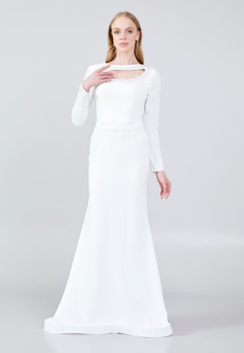 فستان سهرة كريب مُزين باللؤلؤ