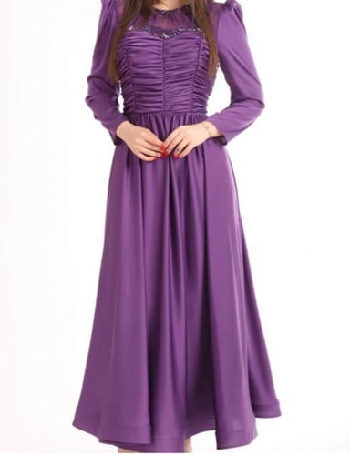 فستان طويل بدانتيل وكرستال