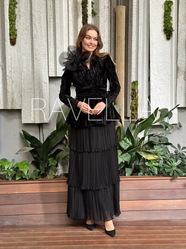 طقم تيور مخمل و شيفون مع بروش