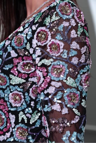 فستان سهرة اسود بأكمام طويلة مزين بالزهور