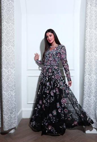 فستان سهرة اسود بأكمام طويلة مزين بالزهور