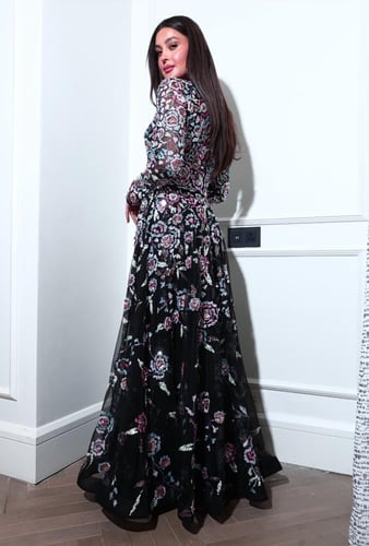 فستان سهرة اسود بأكمام طويلة مزين بالزهور